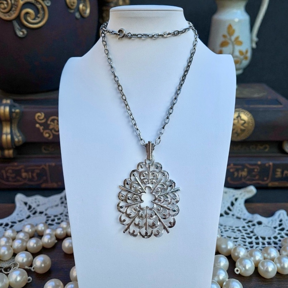 CROWN TRIFARI 1960s Vintage Scalloped Silver-tone Pendant Necklace